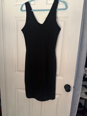 Yelete Black Sleeveless V-Neck Midi Dress. Falls above knee, Large. NWT